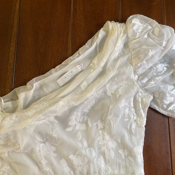 Off Shoulder White Flowy Dress - Picture 4 of 4